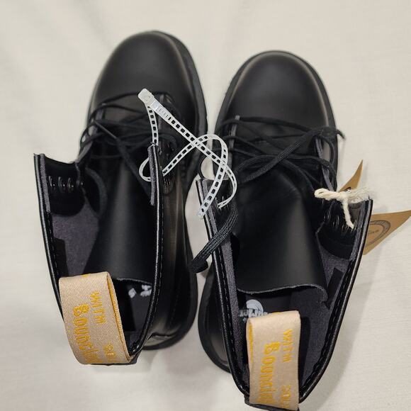 Dr. Martens Vegan Leather ALL BLACK UNISEX US SIZE (7M) AND (8W) - Picture 7 of 8